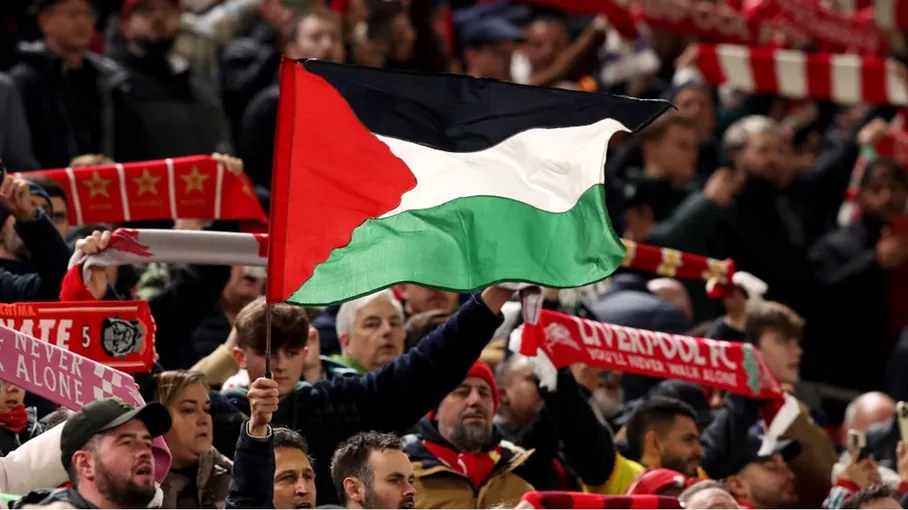 أعلام فلسطين ترفرف بملعب ليفربول خلال الدوري الإنجليزي رغم منعها