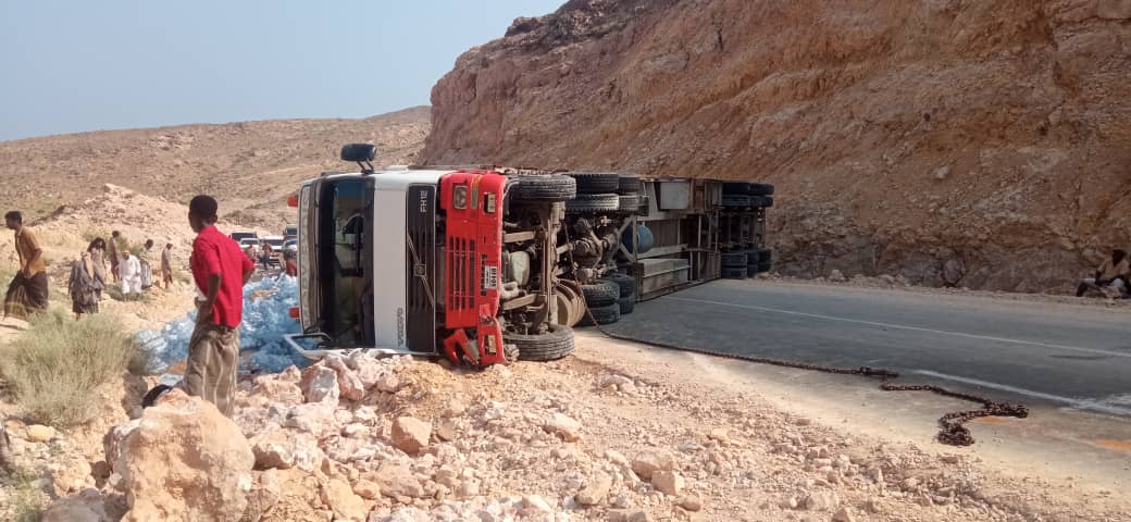 المهرة.. إعادة فتح الخط الدولي بعد توقف لساعات نتيجة انقلاب شاحنة في نشطون 