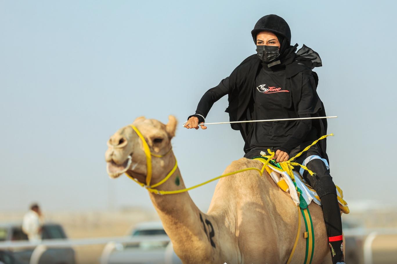 النساء أيضا يخضن سباقات الهجن في ميدان الطائف