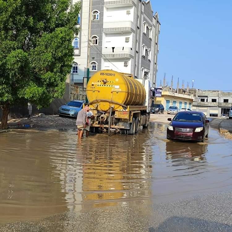 المهرة…رفع المخلفات وشفط المياه الراكدة التي خلفها إعصار تيج